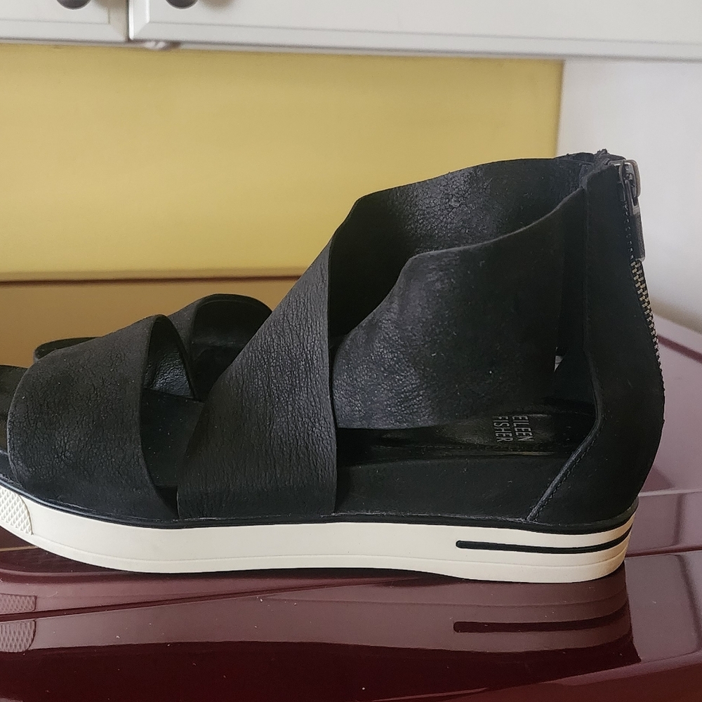EILEEN FISHER SANDALS SIZE 8.5 / BLK